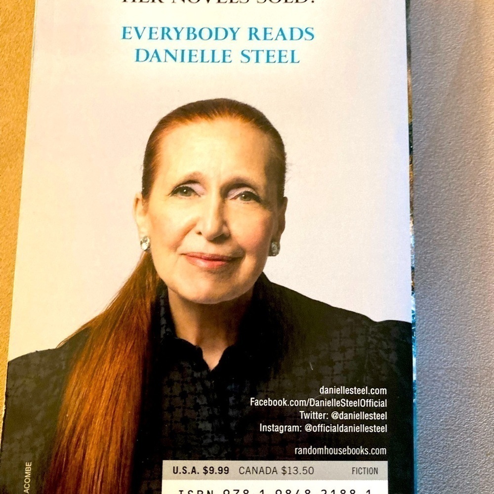 Danielle Steel bundle of two paperback books bestseller - Picture 3 of 5